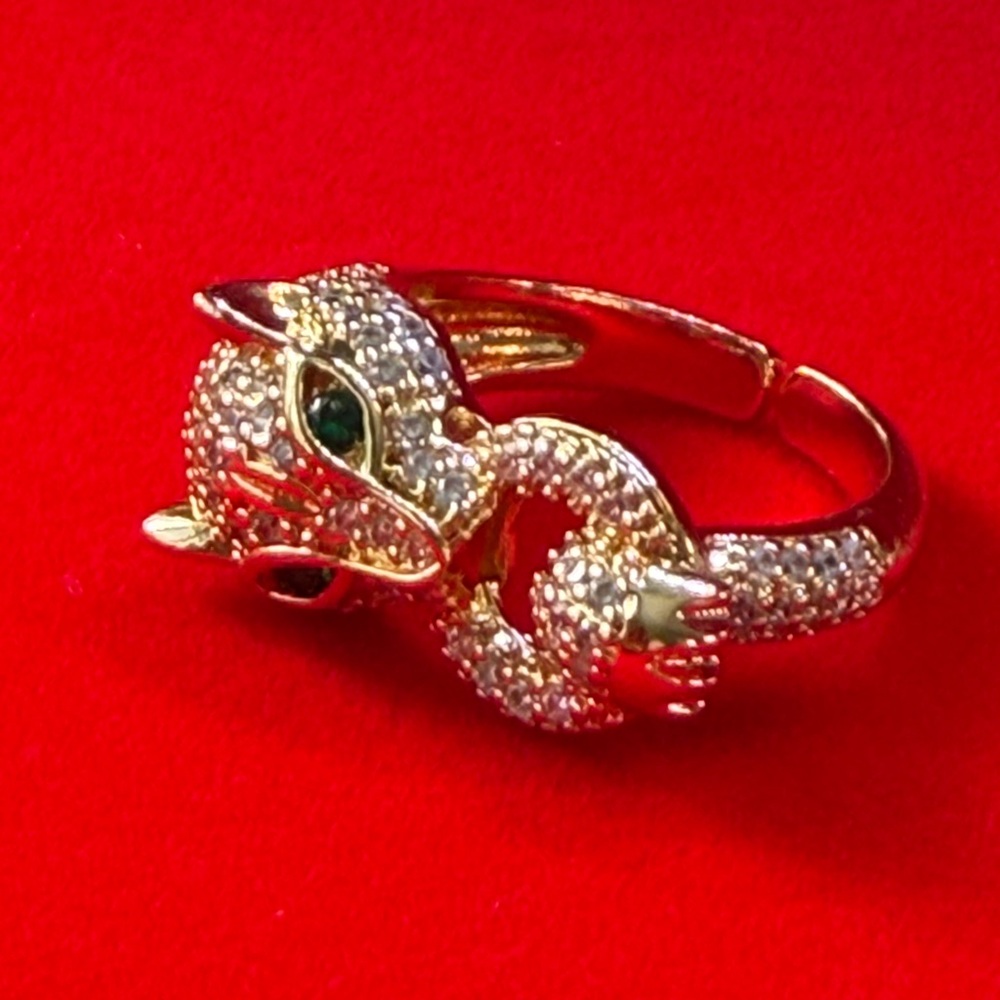 Elegant Gold Panther ring  Bracelet with Sparkling Accents